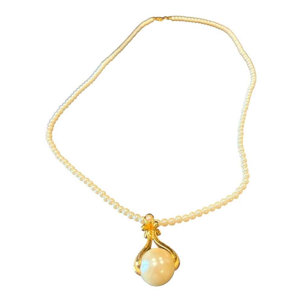 Avon Vintage Faux Pearl Pendant Necklace Gold Ornate Drop Design JB7